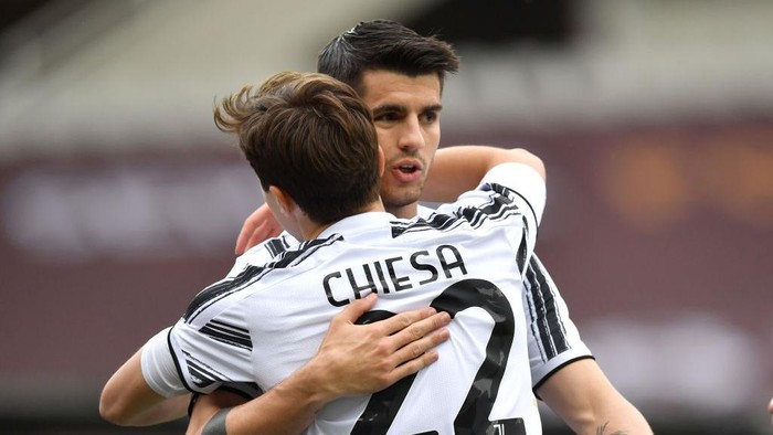 TURIN, ITALY - APRIL 03: Federico Chiesa of Juventus celebrates with team mate Alvaro Morata after scoring their sides first goal during the Serie A match between Torino FC and Juventus at Stadio Olimpico di Torino on April 03, 2021 in Turin, Italy. Sporting stadiums around Italy remain under strict restrictions due to the Coronavirus Pandemic as Government social distancing laws prohibit fans inside venues resulting in games being played behind closed doors. (Photo by Valerio Pennicino/Getty Images)