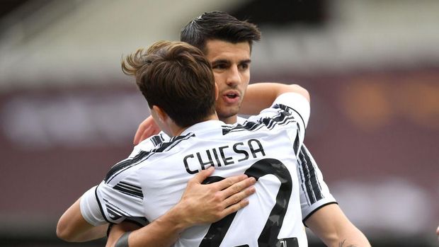 TURIN, ITALY - APRIL 03: Federico Chiesa of Juventus celebrates with team mate Alvaro Morata after scoring their side's first goal during the Serie A match between Torino FC and Juventus at Stadio Olimpico di Torino on April 03, 2021 in Turin, Italy. Sporting stadiums around Italy remain under strict restrictions due to the Coronavirus Pandemic as Government social distancing laws prohibit fans inside venues resulting in games being played behind closed doors. (Photo by Valerio Pennicino/Getty Images)