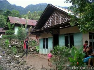Unik! Tak Ada Rumah di Kampung Jalawastu Brebes yang Berbahan Semen
