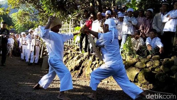 Kampung Jalawastu di Brebes yang masih teguh jaga tradisi. Tak ada rumah berbahan semen atau keramik di kampung ini