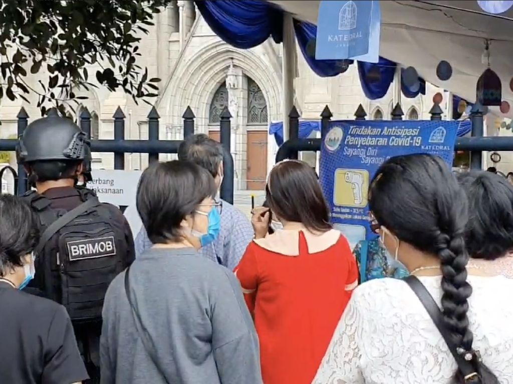 Katedral Jakarta Gelar Misa Secara Fisik, Jemaat Antre Sejam Lebih Awal Katedral Jakarta Gelar Misa Secara Fisik, Jemaat Antre Sejam Lebih Awal