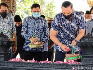 Jelang Ramadhan, AHY Nyekar ke Makam Sarwo Edhie Wibowo di Purworejo