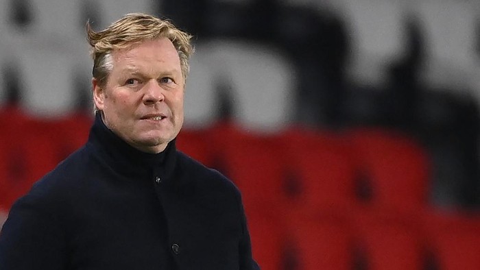 Barcelonas Dutch coach Ronald Koeman attends the UEFA Champions League round of 16 second leg football match between Paris Saint-Germain (PSG) and FC Barcelona at the Parc des Princes stadium in Paris, on March 10, 2021. (Photo by FRANCK FIFE / AFP)