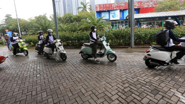 Komunitas Vespa Gelar Kopi Darat di SCBD