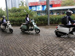 Komunitas Vespa Gelar Kopi Darat di SCBD
