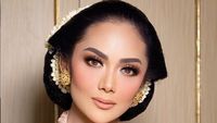 7 Foto Cantiknya Krisdayanti di Pernikahan Aurel Pakai Sanggul Bangun Tulak