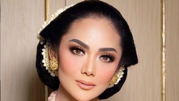 7 Foto Cantiknya Krisdayanti di Pernikahan Aurel Pakai Sanggul Bangun Tulak