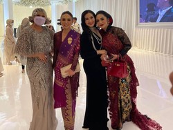 Gaya Etnik Glamor Krisdayanti di Syukuran Aurel-Atta, Cetar Banget