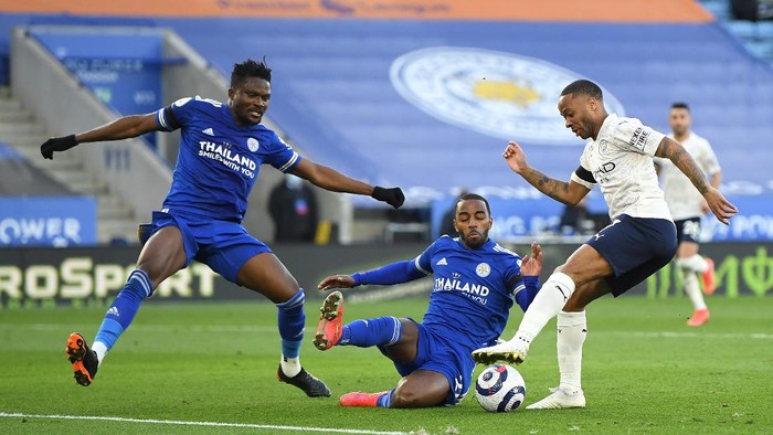 LEICESTER, ENGLAND - APRIL 03: Raheem Sterling of Manchester City beats Daniel Amartey and Ricardo Pereira of Leicester City in the build up to Manchester Citys second goal scored by Gabriel Jesus of Manchester City (not pictured) during the Premier League match between Leicester City and Manchester City at The King Power Stadium on April 03, 2021 in Leicester, England. Sporting stadiums around the UK remain under strict restrictions due to the Coronavirus Pandemic as Government social distancing laws prohibit fans inside venues resulting in games being played behind closed doors. (Photo by Michael Regan/Getty Images)