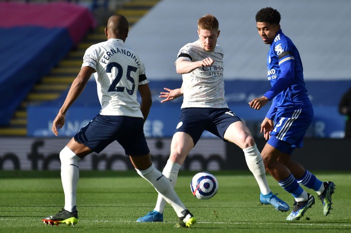 LEICESTER, ENGLAND - APRIL 03: Kevin De Bruyne of Manchester City  battles for possession with Wesley Fofana of Leicester City during the Premier League match between Leicester City and Manchester City at The King Power Stadium on April 03, 2021 in Leicester, England. Sporting stadiums around the UK remain under strict restrictions due to the Coronavirus Pandemic as Government social distancing laws prohibit fans inside venues resulting in games being played behind closed doors. (Photo by Rui Vieira - Pool/Getty Images)