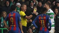Ini momen saat Neymar dan Mikael Lustig diganjar kartu kuning. Keduanya cekcok dalam duel Celtic vs Barcelona di Liga Champions pada 23 November 2016. (Foto: Getty Images/Ian MacNicol)