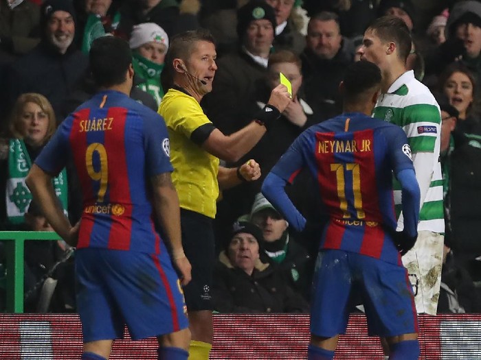 GLASGOW, SCOTLAND - NOVEMBER 23:  Mikael Lustig of Celtic gets a yellow card during the UEFA Champions League match between Celtic FC and FC Barcelona at Celtic Park Stadium on November 23, 2016 in Glasgow, Scotland. (Photo by Ian MacNicol/Getty Images)