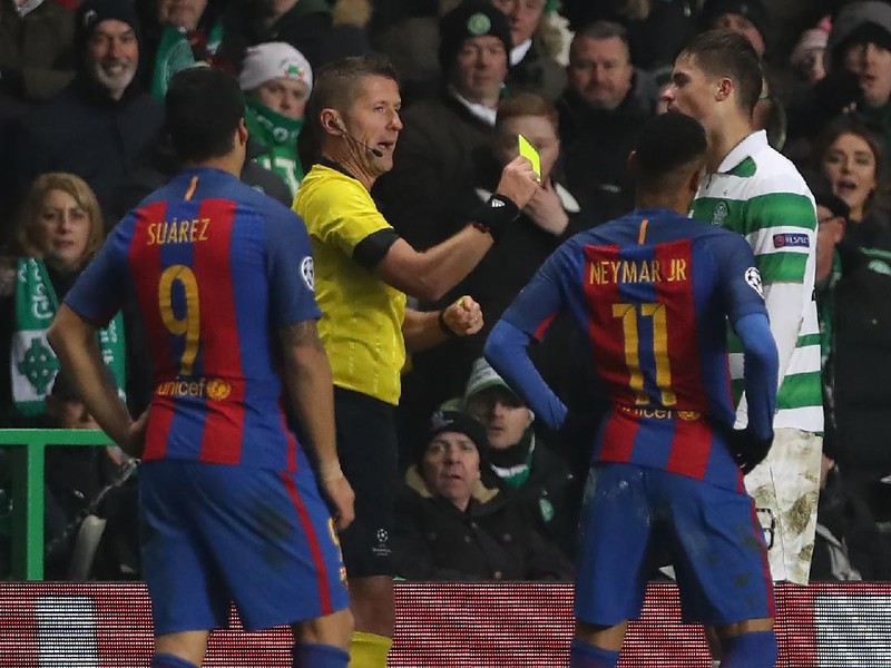 GLASGOW, SCOTLAND - NOVEMBER 23:  Mikael Lustig of Celtic gets a yellow card during the UEFA Champions League match between Celtic FC and FC Barcelona at Celtic Park Stadium on November 23, 2016 in Glasgow, Scotland. (Photo by Ian MacNicol/Getty Images)