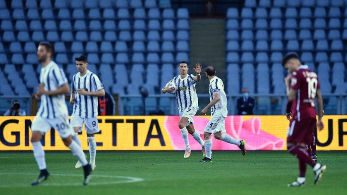 TURIN, ITALY - APRIL 03: Cristiano Ronaldo of Juventus celebrates with team mate Giorgio Chiellini after scoring their sides second goal during the Serie A match between Torino FC and Juventus at Stadio Olimpico di Torino on April 03, 2021 in Turin, Italy. Sporting stadiums around Italy remain under strict restrictions due to the Coronavirus Pandemic as Government social distancing laws prohibit fans inside venues resulting in games being played behind closed doors. (Photo by Valerio Pennicino/Getty Images)
