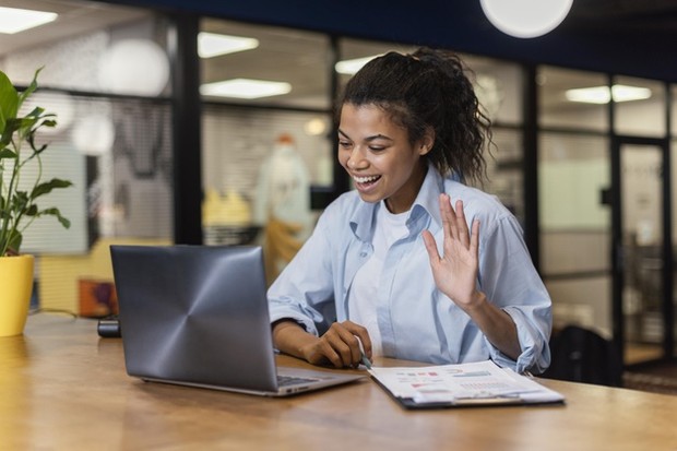 Pandemi virus corona membuat kita semua terpaksa beradaptasi dengan segala rutinitas. Hampir semua kegiatan harian dilakukan secara online, seperti kegiatan belajar mengajar hingga meeting.