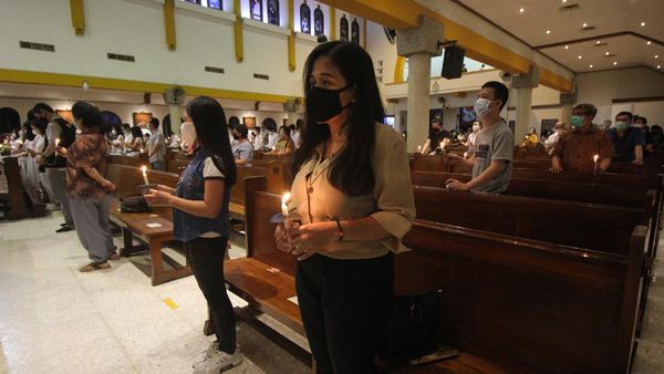 Misa Malam Paskah di Surabaya Terapkan Protokol Kesehatan
