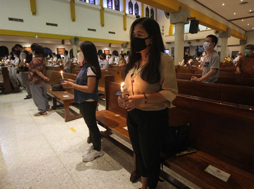 Misa Malam Paskah di Surabaya Terapkan Protokol Kesehatan Misa Malam Paskah di Surabaya Terapkan Protokol Kesehatan