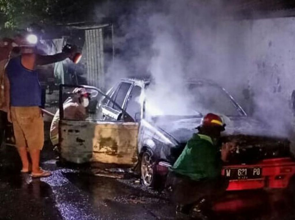Mobil Sedan Terbakar di Pasuruan, Penyebab Belum Diketahui Mobil Sedan Terbakar di Pasuruan, Penyebab Belum Diketahui