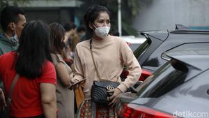 Momen Penghuni Berhamburan saat Basement Apartemen Taman Sari Terbakar