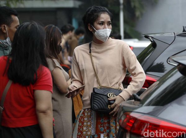 Momen Penghuni Berhamburan saat Basement Apartemen Taman Sari Terbakar