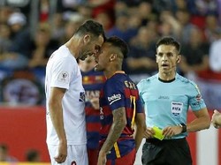Neymar kembail terlibat perselisihan di final Copa del Rey. Kali ini dengan Vicente Iborra di laga Barcelona melawan Sevilla pada 22 Mei 2016. (Foto: Twitter @101greatgoals)