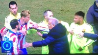 Neymar juga pernah bersitegang dengan Fernando Torres. Momen ini terjadi saat turun minum Atletico Madrid vs Barcelona. (Foto: Twitter @scottoverall)