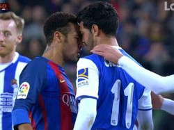 Ini adalah momen saat Neymar dengan kostum Barcelona ada kepala dengan Carlos Vela selaku pemain Real Sociedad. (Foto: Twitter @diarioas)