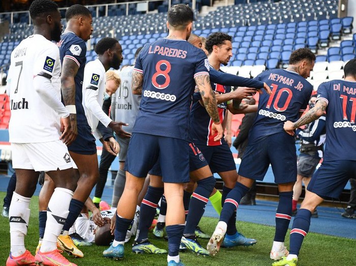 Paris Saint-Germain's Brazilian forward Neymar (2R) reacts as Lille's Portuguese defender Tiago Djalo (L) lays on the ground during the French L1 football match between Paris-Saint Germain (PSG) and Lille (LOSC) at the Parc des Princes Stadium in Paris, on April 3, 2021. (Photo by FRANCK FIFE / AFP)