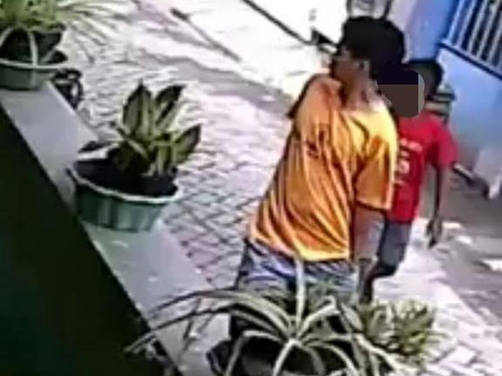 Pencurian Motor di Surabaya Terekam CCTV, Tampak Anak Kecil dalam Rekaman Pencurian Motor di Surabaya Terekam CCTV, Tampak Anak Kecil dalam Rekaman