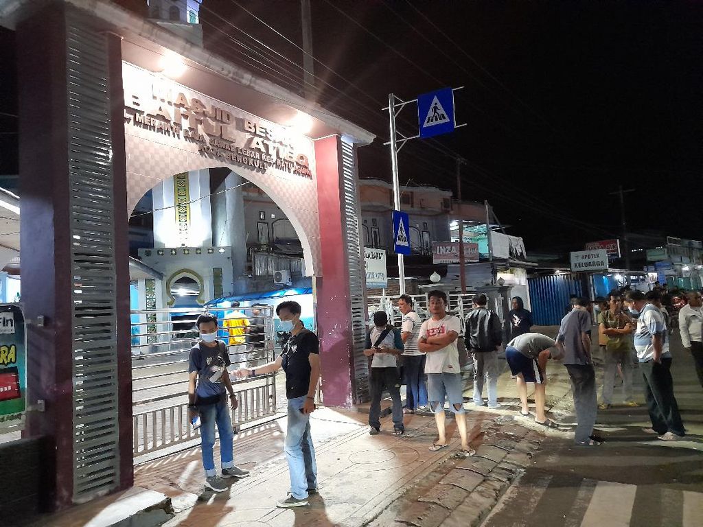 Polisi Pastikan Benda Mencurigakan di Depan Masjid Bengkulu Bukan Bom Polisi Pastikan Benda Mencurigakan di Depan Masjid Bengkulu Bukan Bom