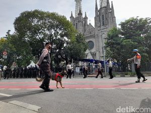 Aparat Gabungan Jaga Gereja Katedral Jakarta, K9-Panser Anoa Disiagakan Aparat Gabungan Jaga Gereja Katedral Jakarta, K9-Panser Anoa Disiagakan