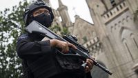 Potret Polisi Jaga Gereja Katedral saat Ibadah Misa Paskah