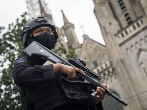 Potret Polisi Jaga Gereja Katedral saat Ibadah Misa Paskah