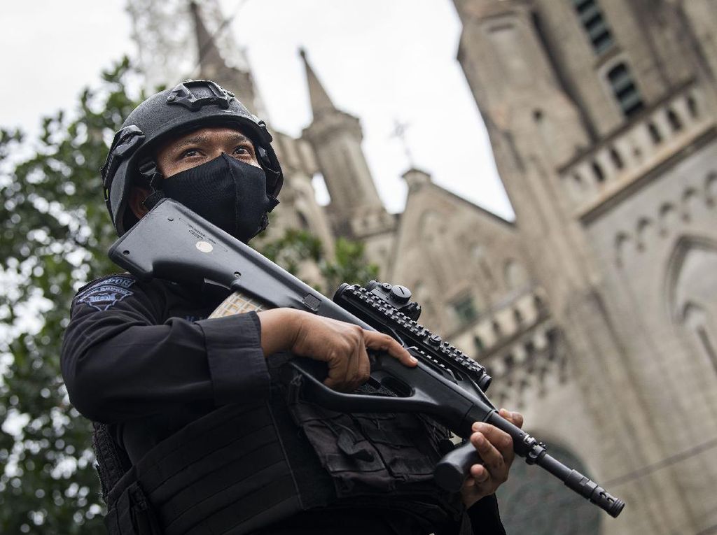 Potret Polisi Jaga Gereja Katedral saat Ibadah Misa Paskah Potret Polisi Jaga Gereja Katedral saat Ibadah Misa Paskah