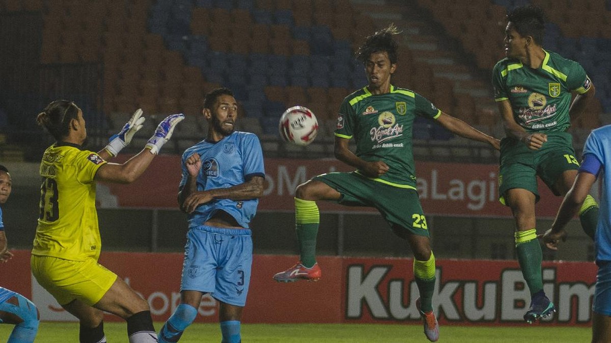 Persebaya lolos ke delapan besar Piala Menpora meski hanya bermain imbang dengan Persela. Foto: ANTARA FOTO/NOVRIAN ARBI