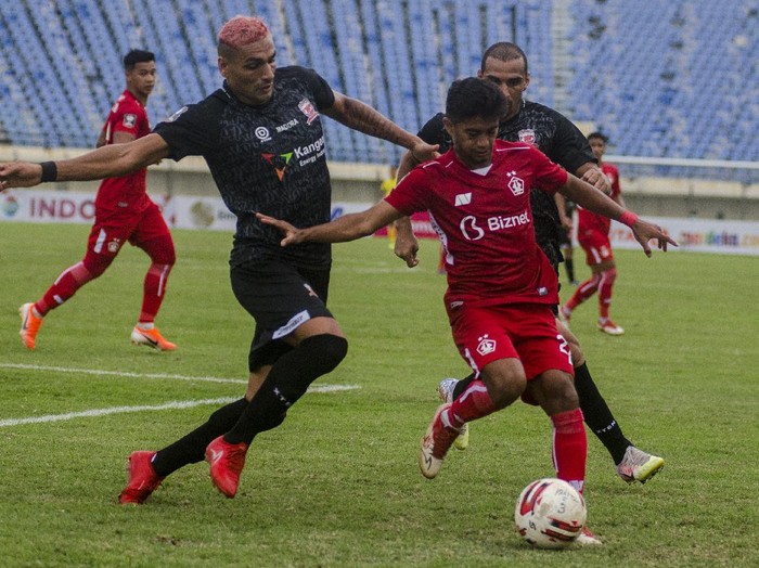Pesepak bola Persik Kediri Ibrahim Sanjaya (tengah) berebut bola dengan dua pesepak bola Madura United Jaime Xavier (kiri) dan Bruno Lopes (kanan) pada laga lanjutan Grup C Piala Menpora 2021 di Stadion Si Jalak Harupat, Kabupaten Bandung, Jawa Barat, Sabtu (3/4/2021). Persik Kediri memenangi pertandingan melawan Madura United dengan skor 2-1. ANTARA FOTO/Novrian Arbi/rwa.