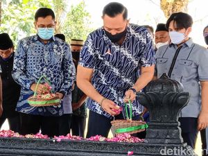 Potret AHY Tabur Bunga di Makam Sarwo Edhie