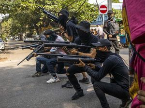 Potret Pendemo Myanmar Siaga dengan Senapan Angin Potret Pendemo Myanmar Siaga dengan Senapan Angin