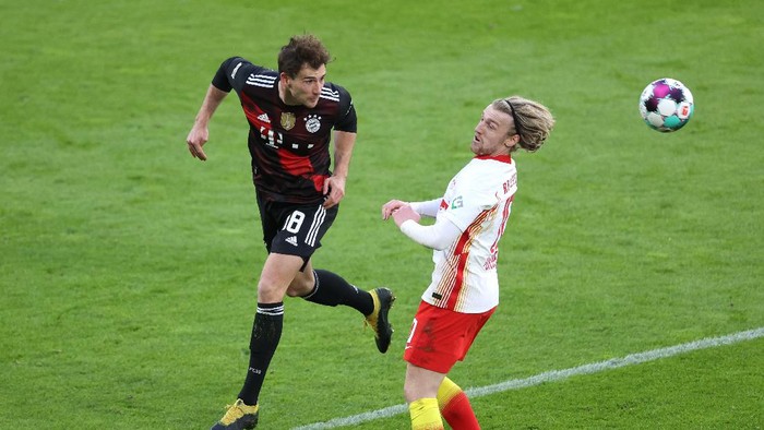 LEIPZIG, GERMANY - APRIL 03: Leon Goretzka of FC Bayern Muenchen heads away from Emil Forsberg of RB Leipzig during the Bundesliga match between RB Leipzig and FC Bayern Muenchen at Red Bull Arena on April 03, 2021 in Leipzig, Germany. Sporting stadiums around Germany remain under strict restrictions due to the Coronavirus Pandemic as Government social distancing laws prohibit fans inside venues resulting in games being played behind closed doors. (Photo by Alexander Hassenstein/Getty Images)