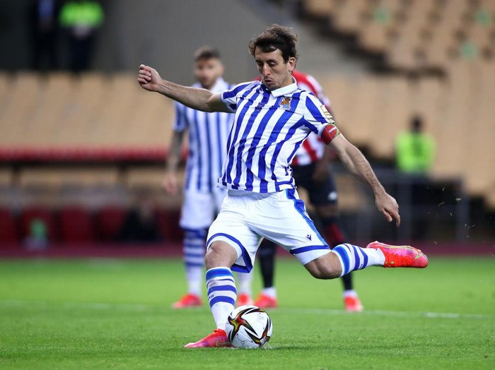 SEVILLE, SPAIN - APRIL 03: Mikel Oyarzabal of Real Sociedad scores their team's first goal from the penalty spot during the Copa Del Rey Final match between Real Sociedad and Athletic Club at Estadio de La Cartuja on April 03, 2021 in Seville, Spain. Sporting stadiums around Spain remain under strict restrictions due to the Coronavirus Pandemic as Government social distancing laws prohibit fans inside venues resulting in games being played behind closed doors. (Photo by Fran Santiago/Getty Images)