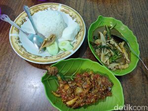 Segar Renyah! Ayam Jamur Sambal Pecak di Rumah Jamur Kisaran