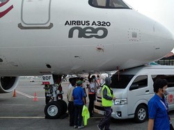 Shuttle Bus Batik Air Tabrak Moncong Pesawat yang Parkir di Bandara Soetta