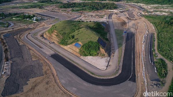 Potret Pembangunan Sirkuit Mandalika yang Mencapai 70%