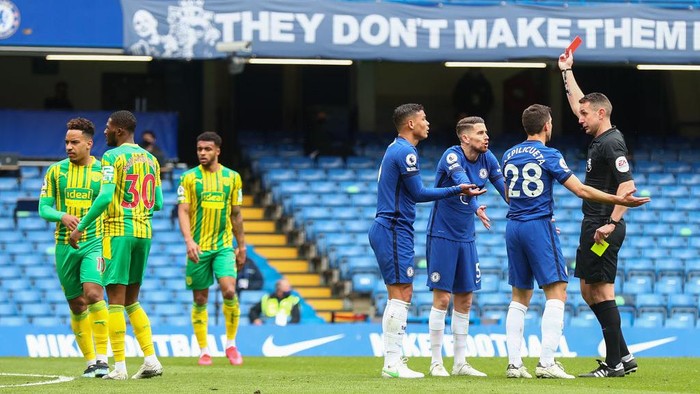 LONDON, ENGLAND - APRIL 03: Thiago Silva of Chelsea and teammates Jorginho and Cesar Azpilicueta argue with match referee David Coote after he is shown a red card during the Premier League match between Chelsea and West Bromwich Albion at Stamford Bridge on April 03, 2021 in London, England. Sporting stadiums around the UK remain under strict restrictions due to the Coronavirus Pandemic as Government social distancing laws prohibit fans inside venues resulting in games being played behind closed doors. (Photo by Clive Rose/Getty Images)