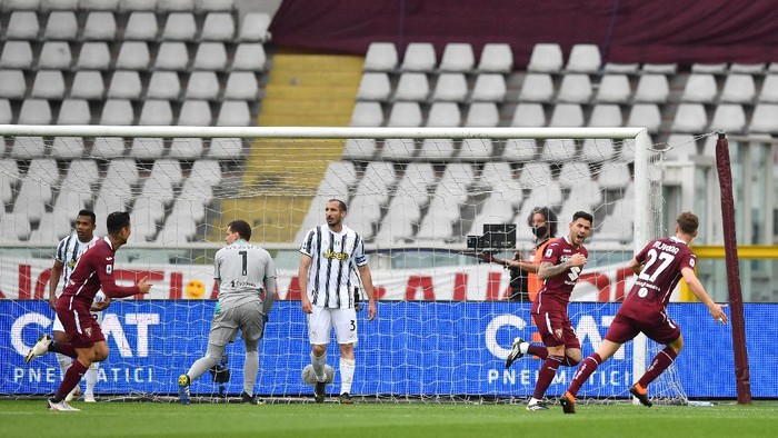TURIN, ITALY - APRIL 03: Antonio Sanabria of Torino F.C. celebrates after scoring their teams first goal during the Serie A match between Torino FC and Juventus at Stadio Olimpico di Torino on April 03, 2021 in Turin, Italy. Sporting stadiums around Italy remain under strict restrictions due to the Coronavirus Pandemic as Government social distancing laws prohibit fans inside venues resulting in games being played behind closed doors. (Photo by Valerio Pennicino/Getty Images)