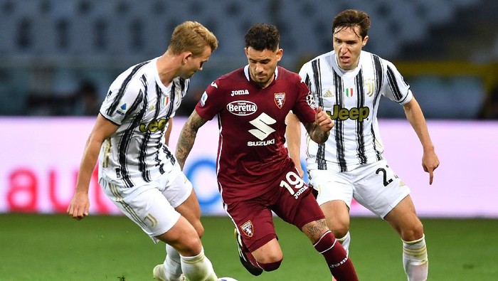 TURIN, ITALY - APRIL 03: Antonio Sanabria of Torino FC is challenged by Matthijs De Ligt and Federico Chiesa of Juventus  during the Serie A match between Torino FC and Juventus at Stadio Olimpico di Torino on April 03, 2021 in Turin, Italy. Sporting stadiums around Italy remain under strict restrictions due to the Coronavirus Pandemic as Government social distancing laws prohibit fans inside venues resulting in games being played behind closed doors. (Photo by Valerio Pennicino/Getty Images)