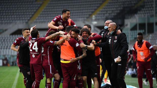 TURIN, ITALY - APRIL 03: Antonio Sanabria of Torino F.C. celebrates with teammates after scoring their team's second goal during the Serie A match between Torino FC and Juventus at Stadio Olimpico di Torino on April 03, 2021 in Turin, Italy. Sporting stadiums around Italy remain under strict restrictions due to the Coronavirus Pandemic as Government social distancing laws prohibit fans inside venues resulting in games being played behind closed doors. (Photo by Valerio Pennicino/Getty Images)