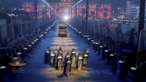 Tampilan umum parade pada upacara pemindahan mumi Kerajaan dari Museum Mesir di Tahrir ke Museum Nasional Peradaban Mesir di Fustat, di Kairo, Mesir 3 April 2021, dalam tangkapan layar ini diambil dari sebuah video.  Host Broadcaster / REUTERS TV via REUTERS GAMBAR INI TELAH DISEDIAKAN OLEH PIHAK KETIGA.