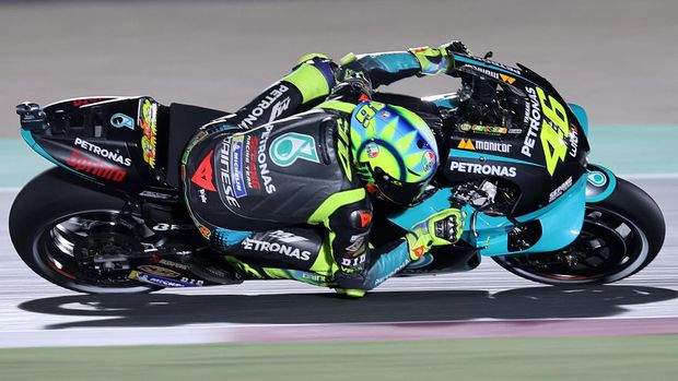Petronas Yamaha SRT's Italian rider Valentino Rossi rides during the first qualifying session ahead of the Moto GP Grand Prix of Doha at the Losail International Circuit, in the city of Lusail on April 3, 2021. (Photo by KARIM JAAFAR / AFP)