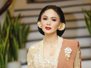 Yuni Shara Cantik Berkebaya Klasik di Pernikahan Aurel, Mencuri Perhatian